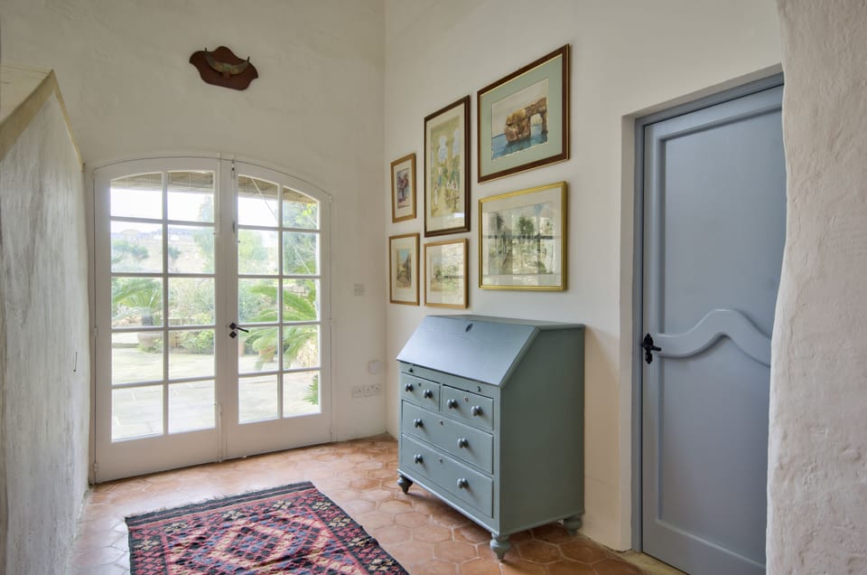 A quiet corner equipped with a bureau, perfect for sitting with your laptop