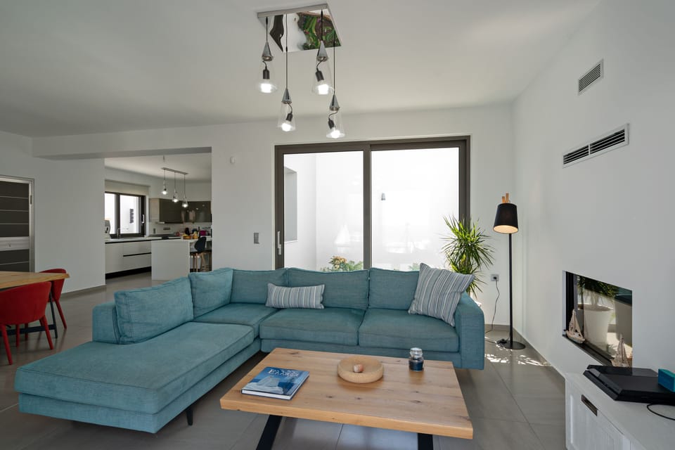 Open plan living room area with direct access to the garden!