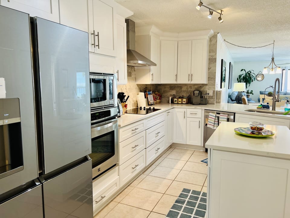 Huge fridge w/ ice maker and optional freezer/fridge compartments 