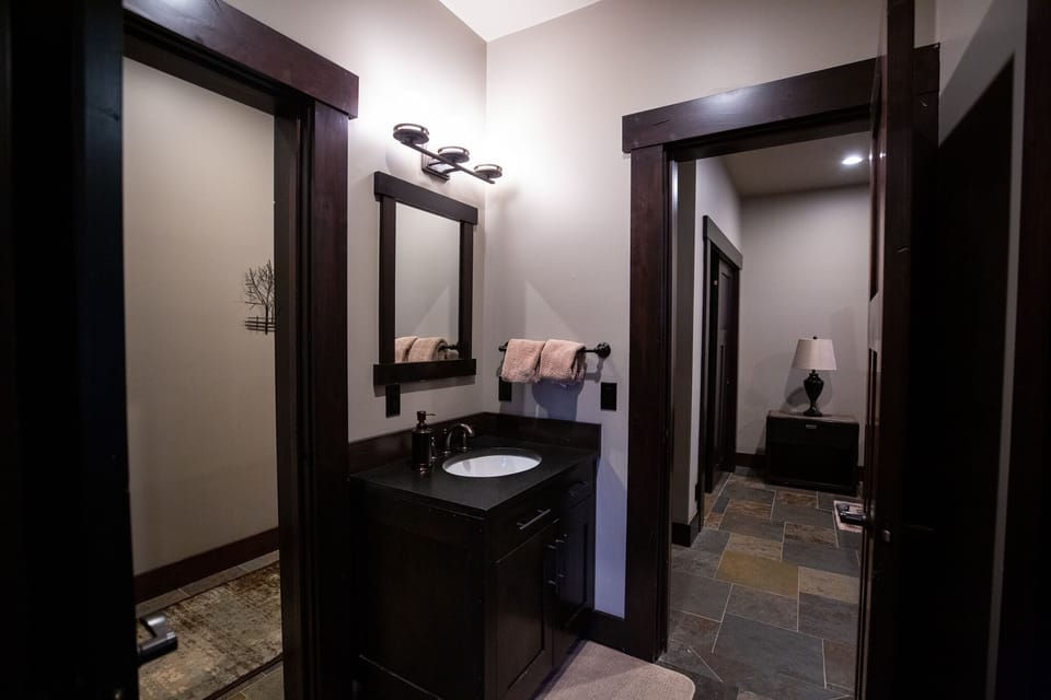 Jack and Jill bathroom between two bedrooms with queen beds.