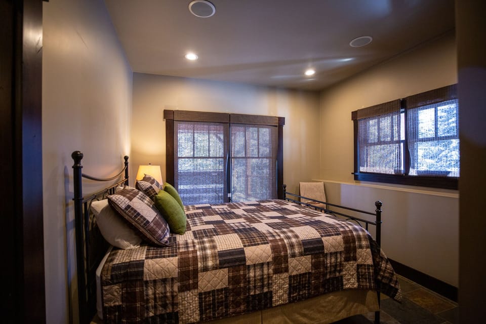 Queen bedroom 2.