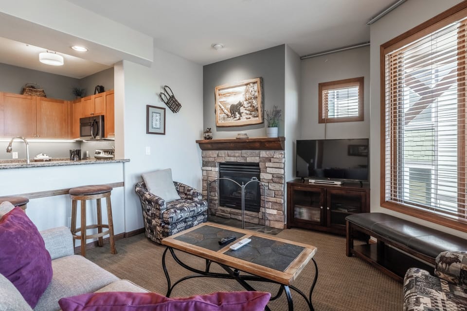 Flatscreen TV, Gas Fireplace