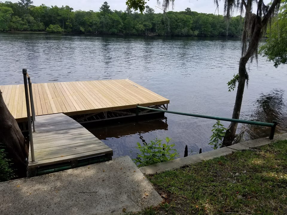 Floating dock
