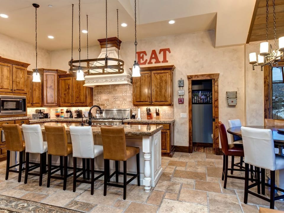 Gourmet kitchen - fully stocked-seats 5 at the bar,10 at table overlooking town.