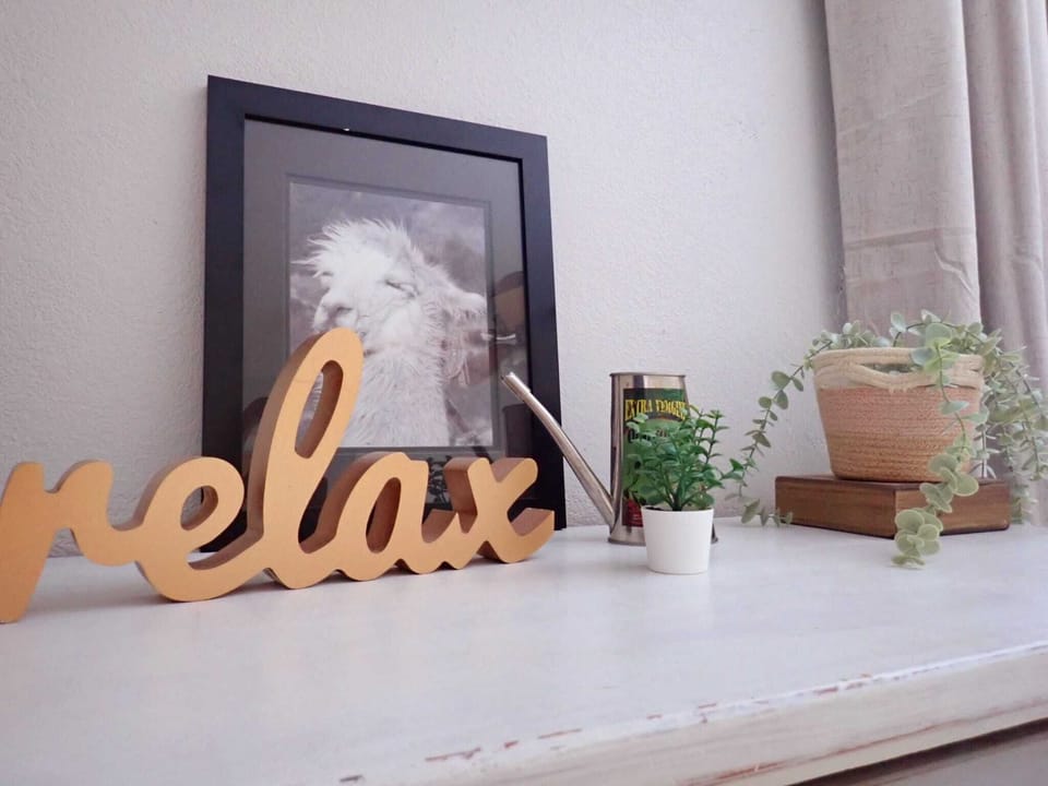 Decorative Nook: Discover tranquility with charming decor and inviting greenery!