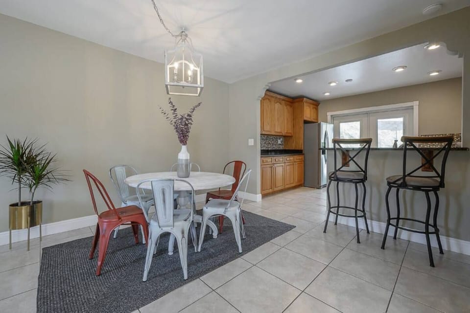 Dining Area: Bright space with unique seating, perfect for meals and gathering with friends!