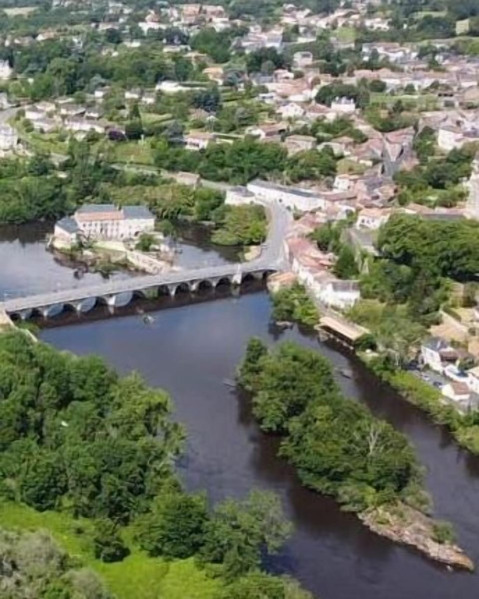 Gite located on the edge fabulous Village and close to bars and restaurants!!
