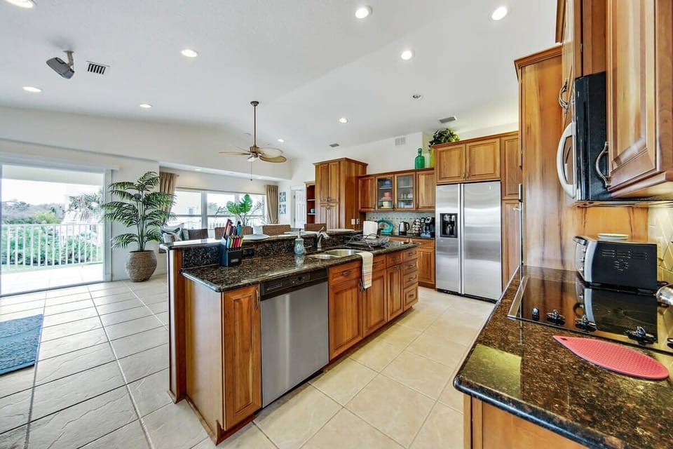 Beautiful Kitchen with granite