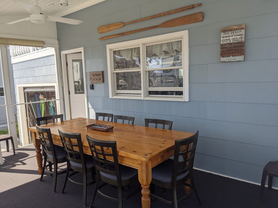 Screen room 