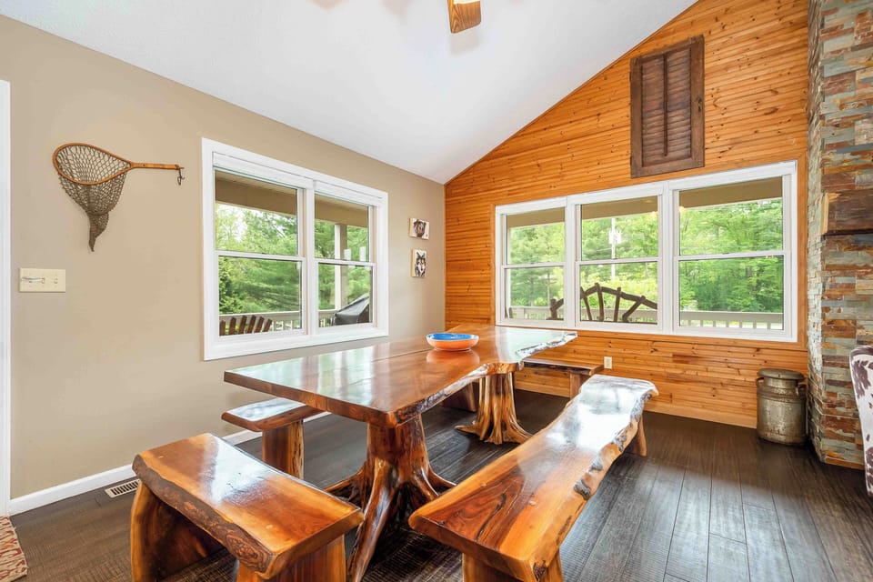 Dining Table w. Bench Seating