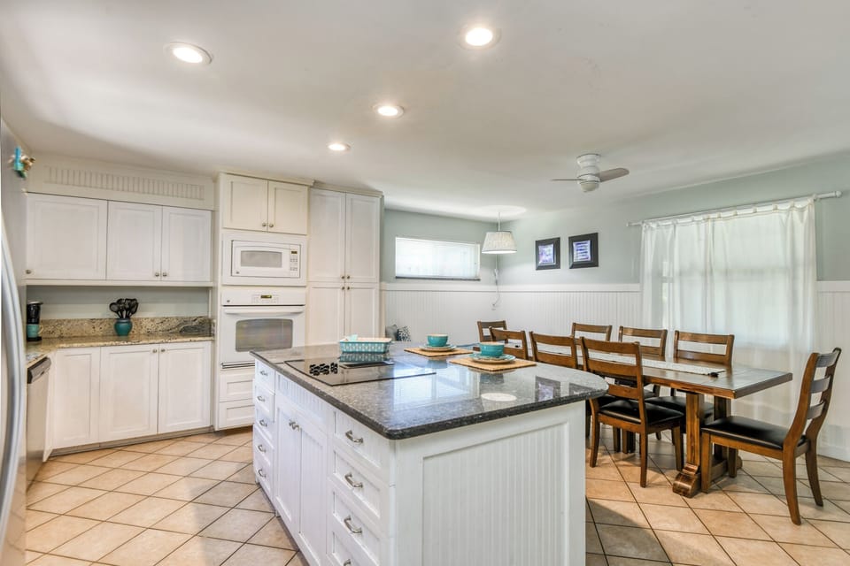 Kitchen & Dining Area