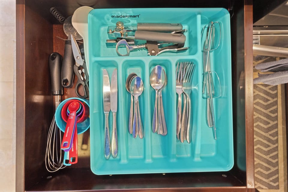 Kitchen - Eating utensils and kitchen ware included.