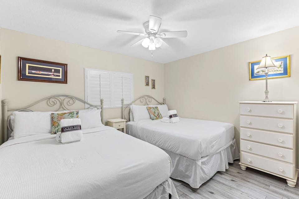 Huntington By The Sea 402 Guest Bedroom