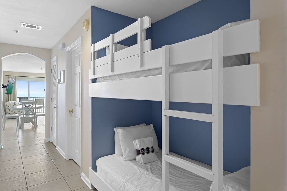 23-Windancer-302-Bunk-Nook
