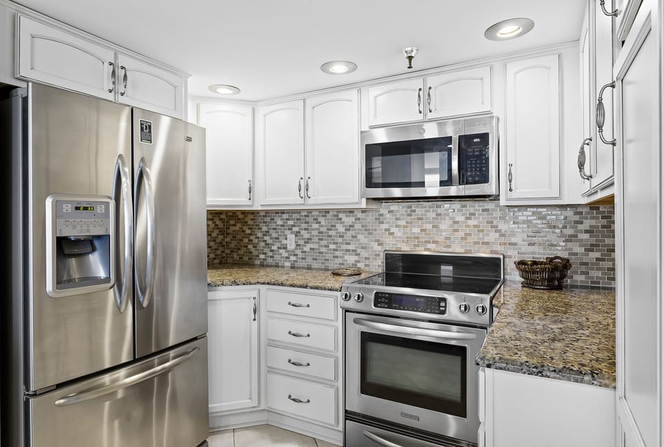 23-Waterview-Towers-603-Kitchen-Alt