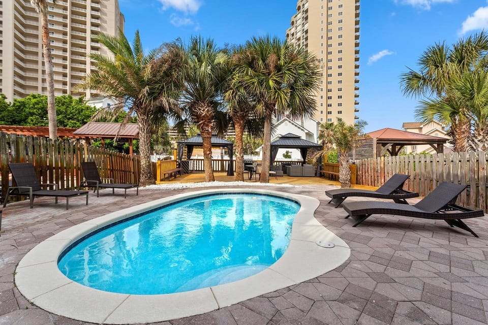 24-Linger-Longer-Pool-Deck