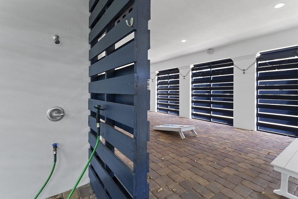 24-The-Lonestar-Sandcastle-Outdoor-Shower