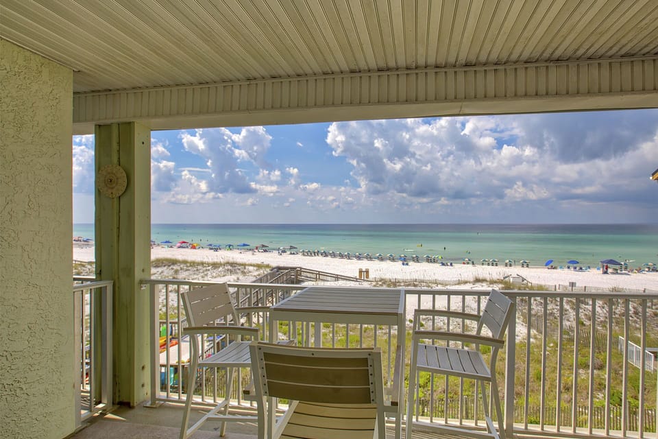 20-Commodores-Retreat-207-Balcony