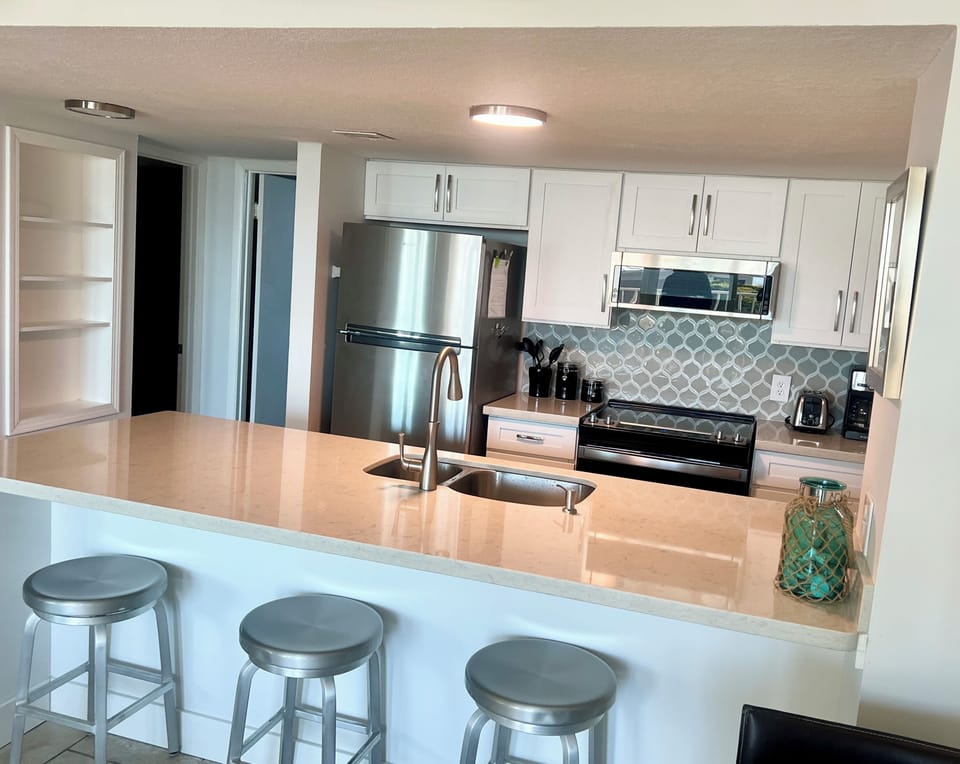KITCHEN w/ New Appliances.