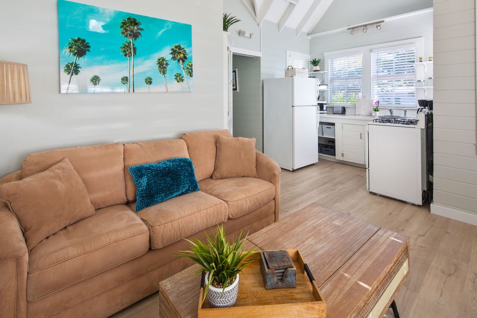 Upstairs open concept living area, bright and welcoming!