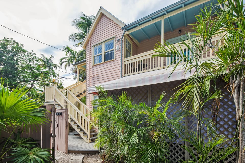 Poinciana Paradise with parking!