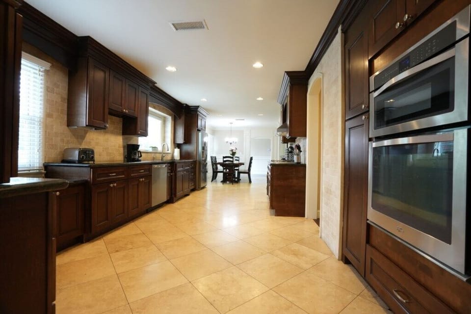 Custom Spacious Kitchen with Stainless Steel Appliances
Kitchen with Stainless Steel Appliances and Granite Countertops