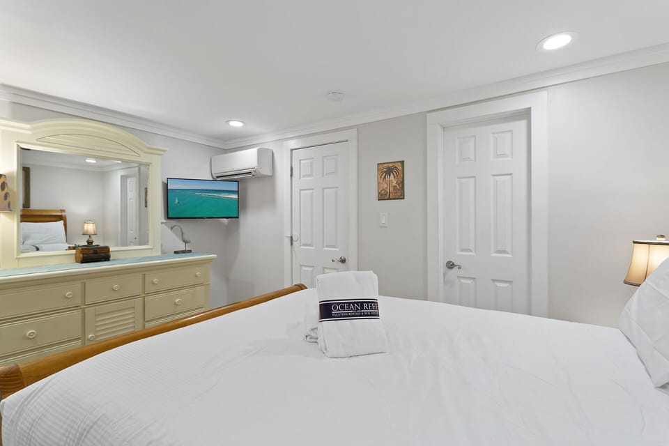 24-Costa-Del-Sol-B8-Guest-Bedroom-2