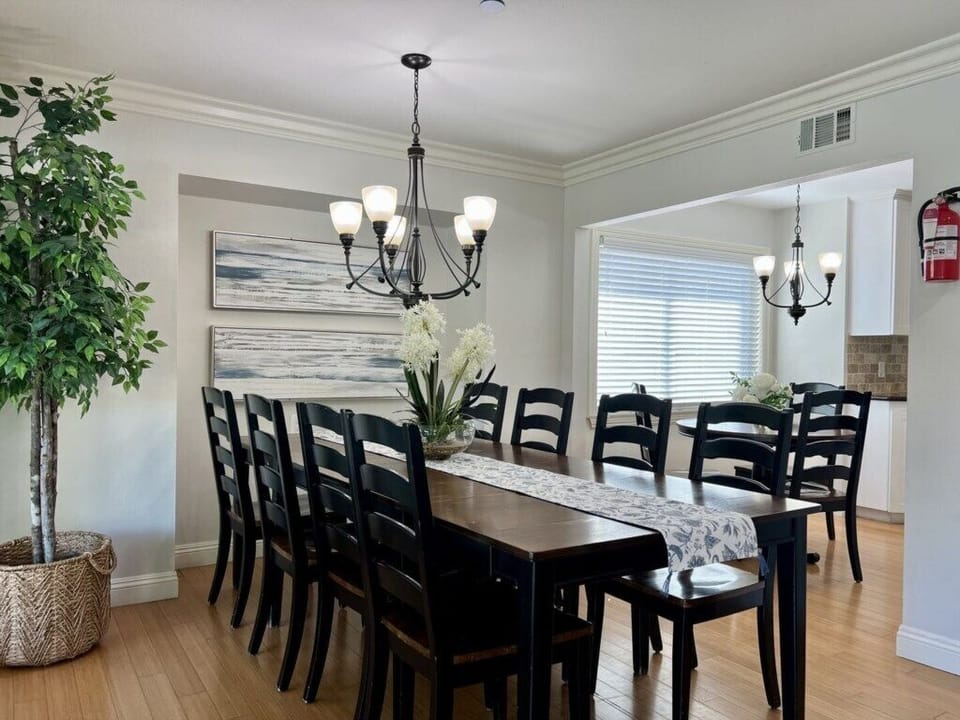 Dining Room
Dining Room with Ample Seating plus additional seating at the Breakfast Nook