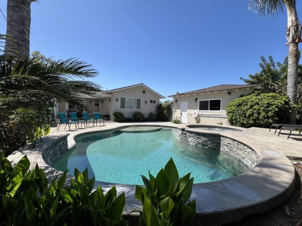 Beautiful In-ground Pool and Jacuzzi