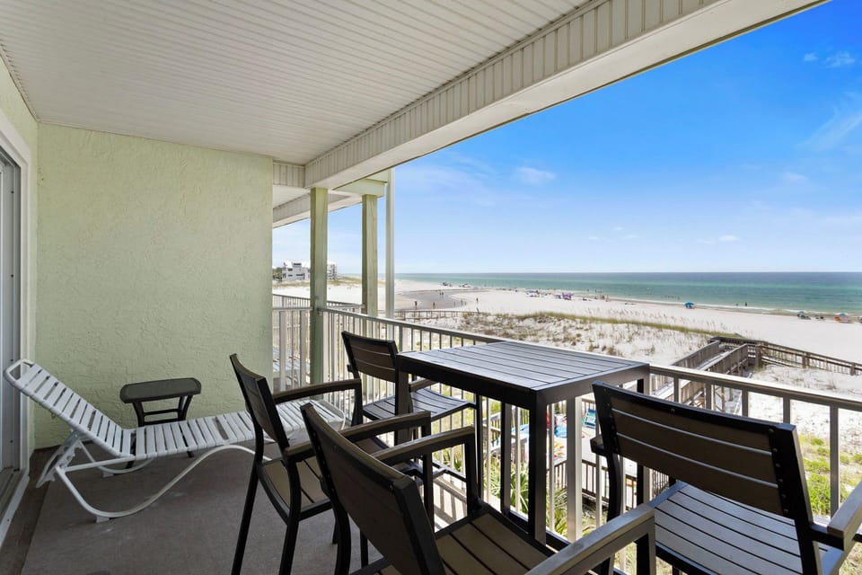 22-Commodores-Retreat-206-Balcony