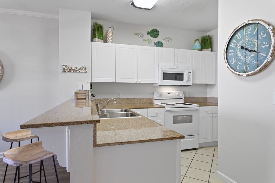 24-Emerald-Waters-404-Kitchen
