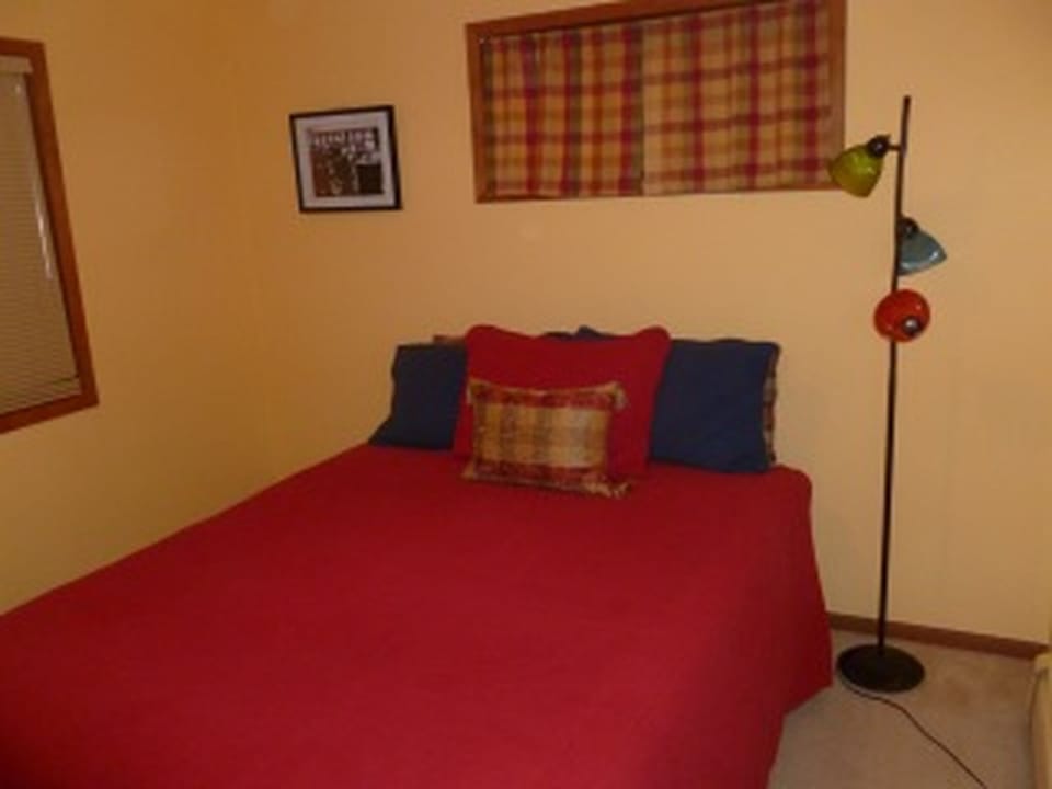 Guest Bedroom - Queen Bed