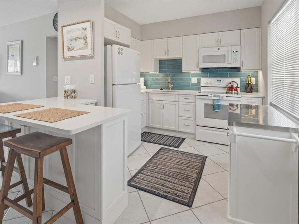 Kitchen and Breakfast Bar