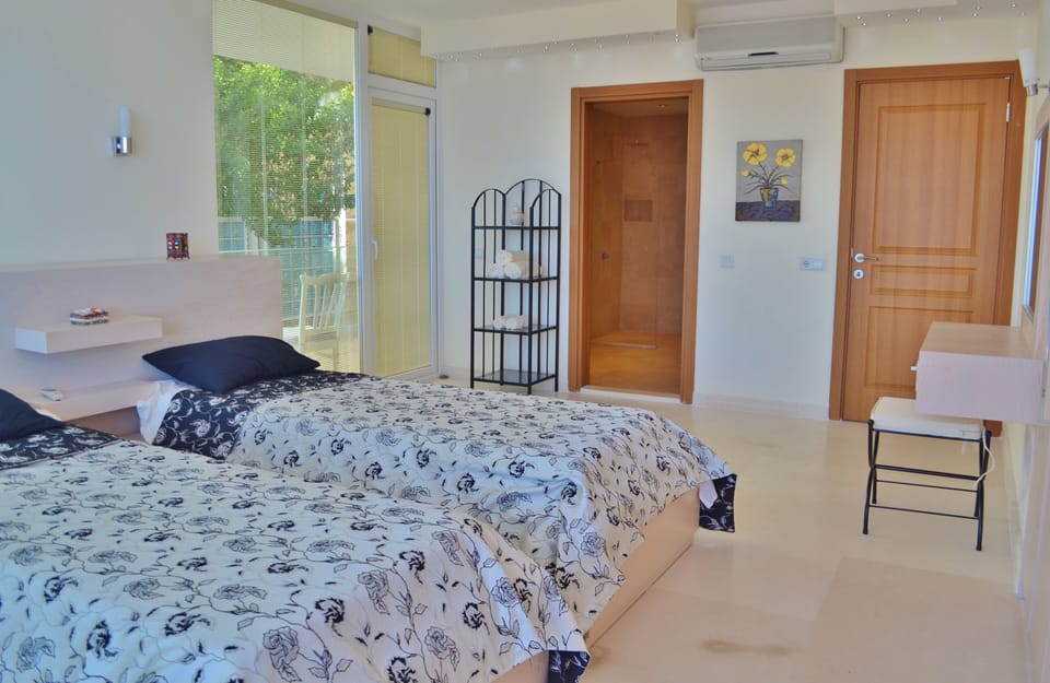Twin Bedroom