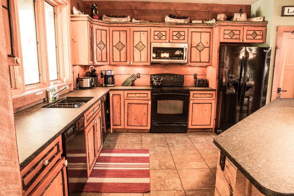 Fully equipped kitchen _ 2 dishwashers,1 coffee machine,1 Keurig, dishes,pots