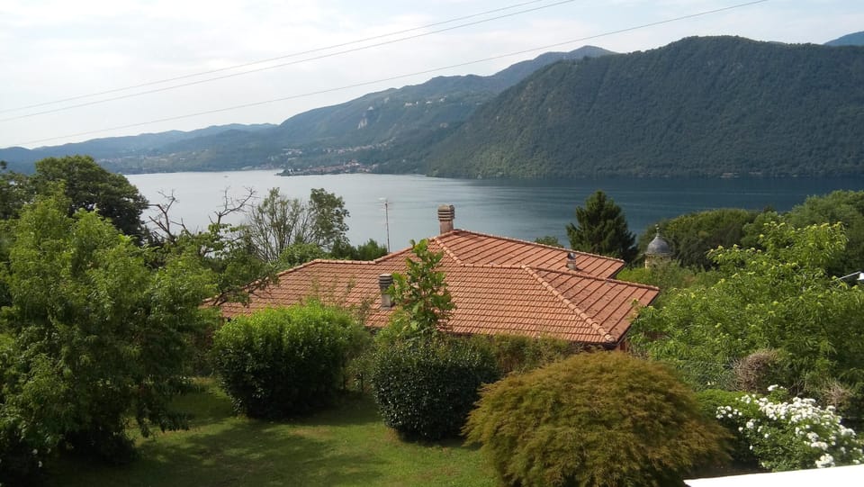 Orta See apartment in villa, garden overlooking the lake and beach Pettenasco Apartment in Piedmont