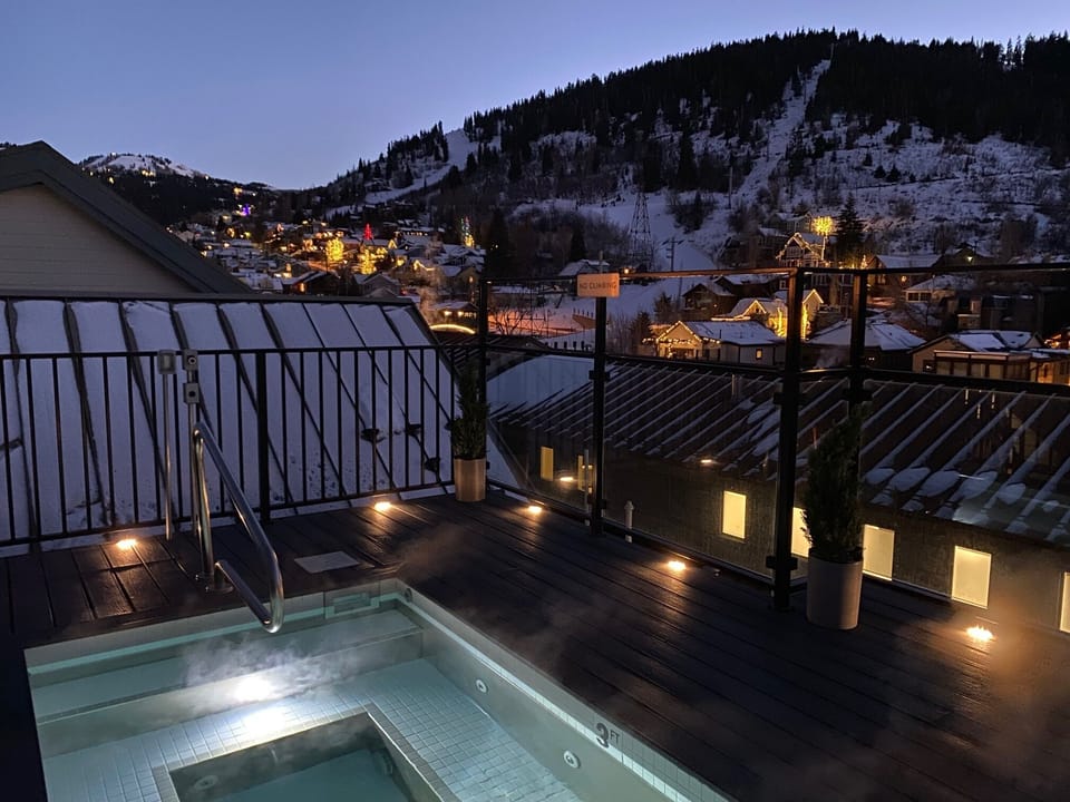 Rooftop jacuzzi overlooking Quittin' Time run