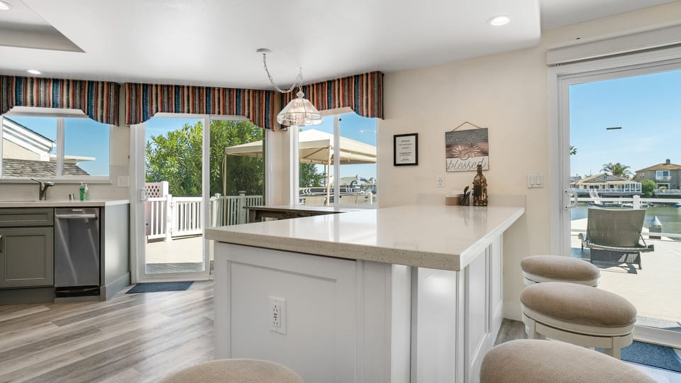 Large island w/ bar stools 