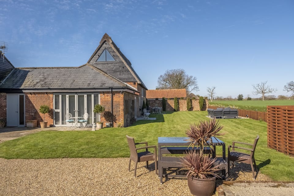 Thatch Barn, surrounded by open countryside on the edge of the picturesque Norfolk Broads