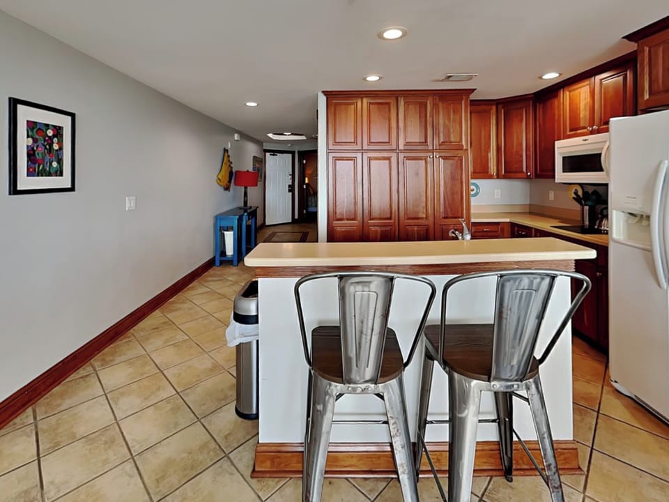 Full Kitchen w. Island + Barstool Seating