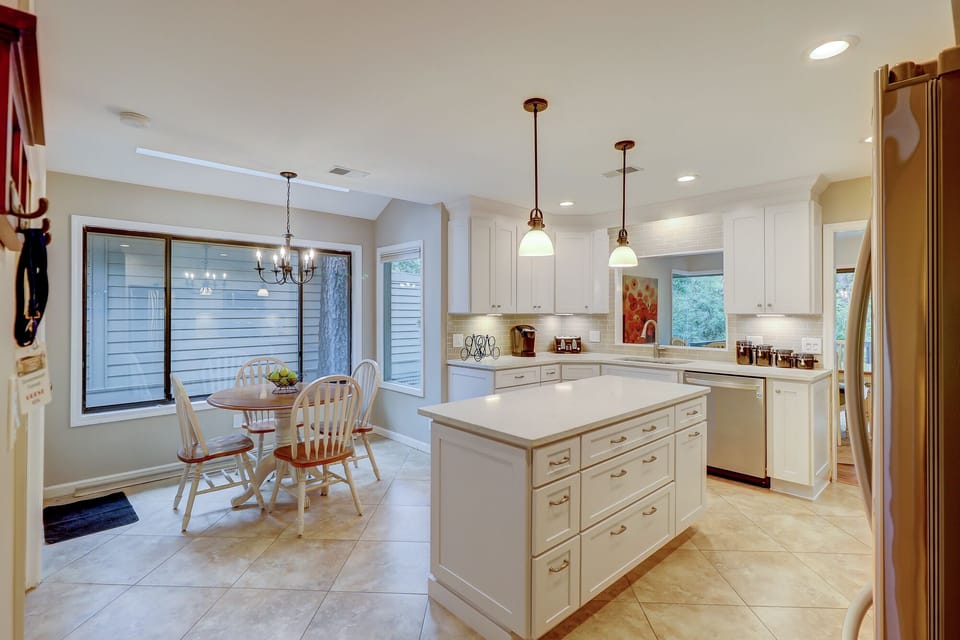 Breakfast Area & Kitchen