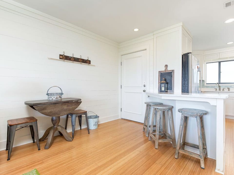 Breakfast Bar + Dining Area