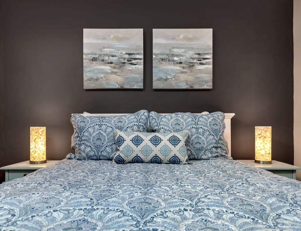 Guest bedroom with Queen-size bed and Flat screen TV