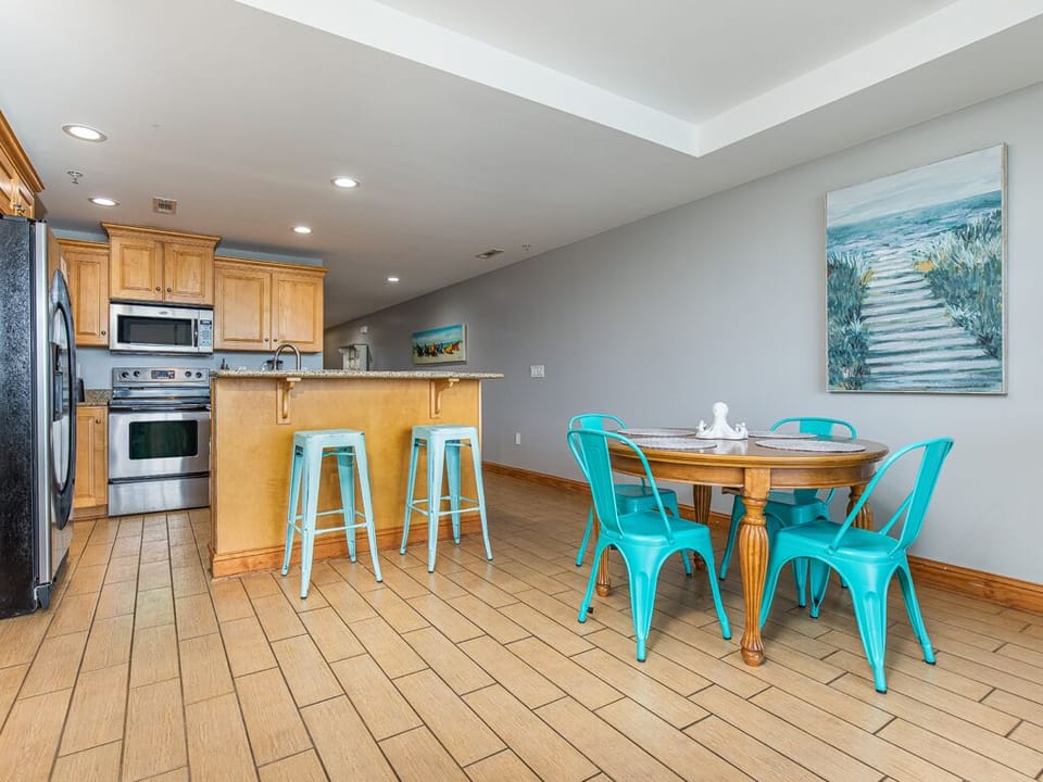 Dining Area + Breakfast Bar
