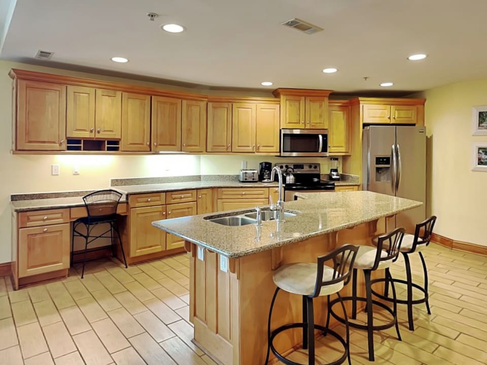 Full Kitchen w/ Built-In Wet Bar