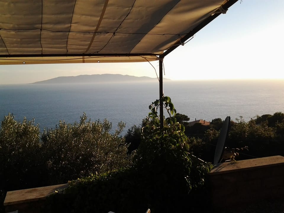 Is. Giglio fronte giardino. Is. Giglio from the outdoor living room.
