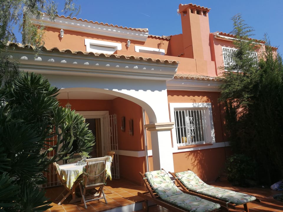 Sweet bungalow with large terrace 