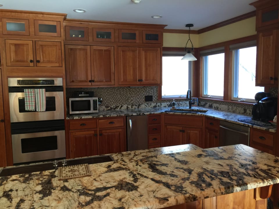 Beautiful counter tops with 4 overstuffed stools