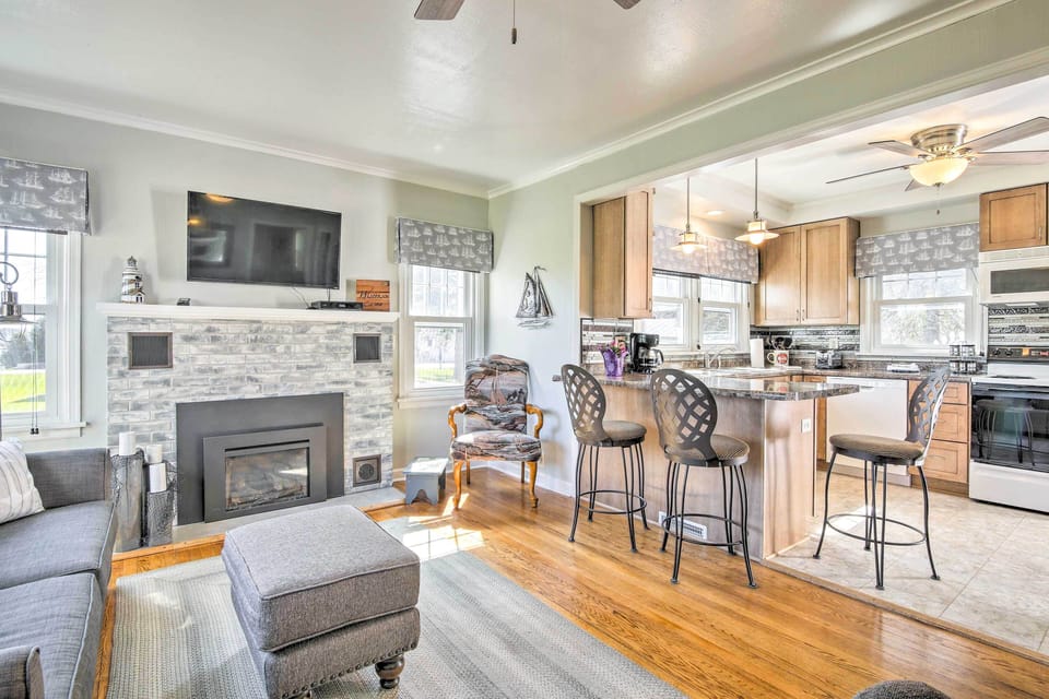 Sturgeon Bay Vacation Rental | 2BR | 1BA | 886 Sq Ft | Steps to Enter