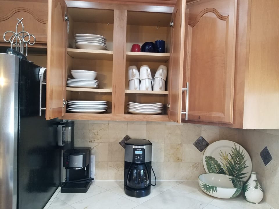 Dishes #12-15 glass/ plasticware.. Keurig fullpot and single pods ,french press